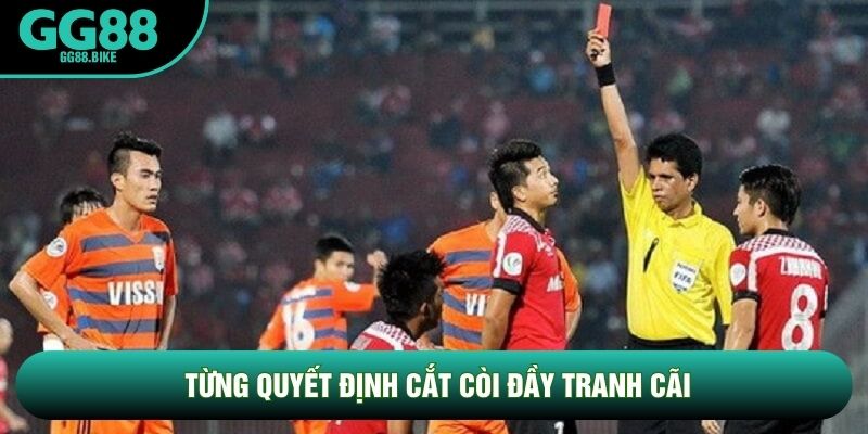 Từng quyết định cắt còi đầy tranh cãi